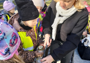 Dzieci kładą znicze na Grobie Nieznanego Żołnierza