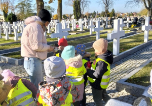 Dzieci kładą znicze na Grobie Nieznanego Żołnierza