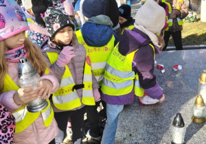 Dzieci kładą znicze na Grobie Nieznanego Żołnierza