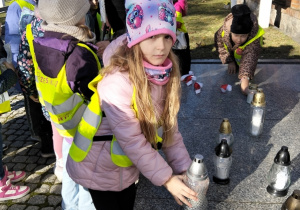 Dzieci kładą znicze na Grobie Nieznanego Żołnierza