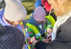 Dzieci kładą znicze na Grobie Nieznanego Żołnierza