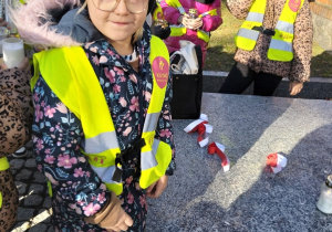 Dzieci kładą znicze na Grobie Nieznanego Żołnierza