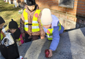 Dzieci kładą znicze na Grobie Nieznanego Żołnierza