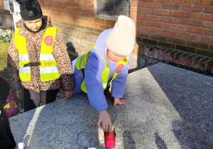 Dzieci kładą znicze na Grobie Nieznanego Żołnierza