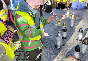 Dzieci kładą znicze na Grobie Nieznanego Żołnierza