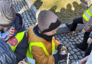 Dzieci kładą znicze na Grobie Nieznanego Żołnierza