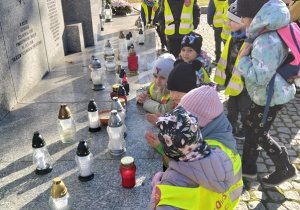 Dzieci kładą znicze na Grobie Nieznanego Żołnierza