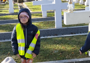 Dzieci kładą znicze na Grobie Nieznanego Żołnierza