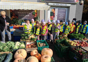 Dzieci wybierają owoce do zakupu