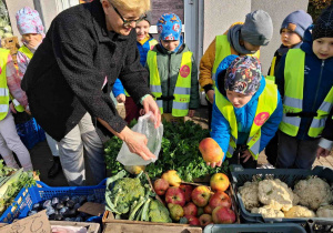 Dzieci wybierają owoce do zakupu