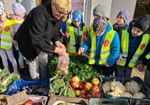 Dzieci wybierają owoce do zakupu