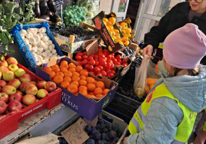 Dzieci wybierają owoce do zakupu