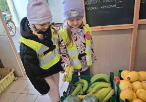 Dzieci wybierają owoce do zakupu