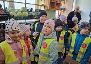 Dzieci wybierają owoce do zakupu