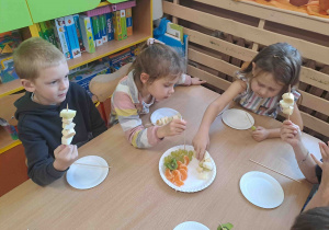 Dzieci wykonują szaszłyki z owoców