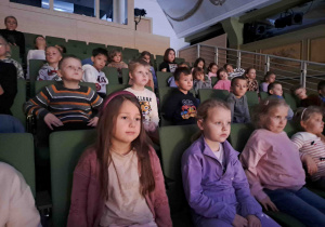 Dzieci na widowni oglądają spektakl