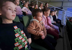 Dzieci na widowni oglądają spektakl