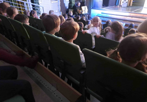 Dzieci na widowni oglądają spektakl