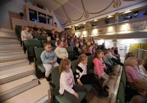 Dzieci na widowni oglądają spektakl