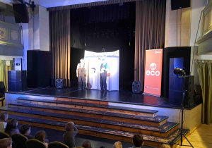 Dzieci na widowni oglądają spektakl