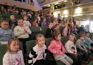 Dzieci na widowni oglądają spektakl
