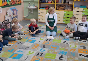 Pani dietetyk opowiada dzieciom o walorach zdrowotnych dyni