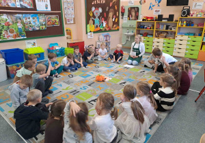 Pani dietetyk opowiada dzieciom o walorach zdrowotnych dyni