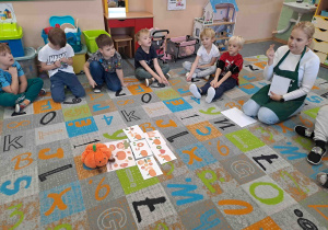 Pani dietetyk opowiada dzieciom o walorach zdrowotnych dyni