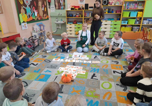 Pani dietetyk opowiada dzieciom o walorach zdrowotnych dyni