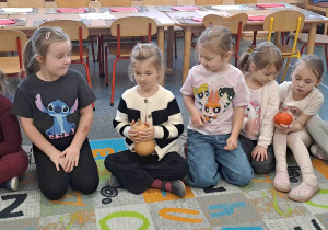 Dzieci oglądają różne gatunki dyń