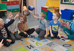 Dzieci oglądają różne gatunki dyń