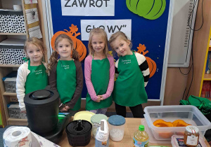 Dziewczynki w fartuszkach gotowe do działań kulinarnych