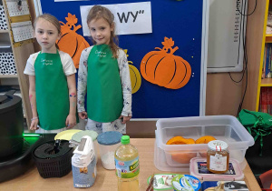 Dziewczynki w fartuszkach gotowe do działań kulinarnych