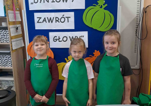 Dziewczynki w fartuszkach gotowe do działań kulinarnych