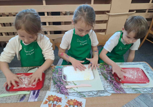 Sypiemy mąkę na deseczki