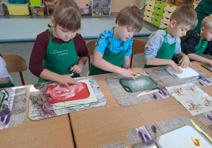 Sypiemy mąkę na deseczki