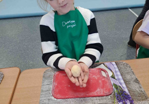 Prezentacja ciasta przez Zosię