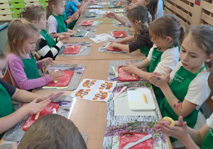 Dzieci wałkują ciasto