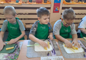 Dzieci wałkują ciasto