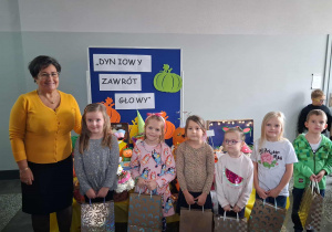 Pamiątkowe zdjęcie zdobywców I miejsc z panią Dyrektor