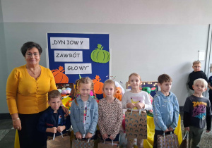 Pamiątkowe zdjęcie zdobywców II miejsc z panią Dyrektor