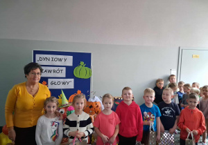 Pamiątkowe zdjęcie zdobywców III miejsc z panią Dyrektor