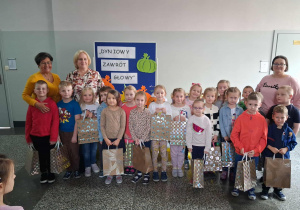 Pamiątkowe zdjęcie wszystkich uczestników konkursu z p. Dyrektor i organizatorami