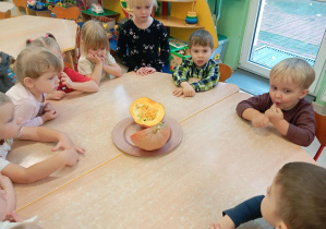 Dzieci poznają dynie od środka