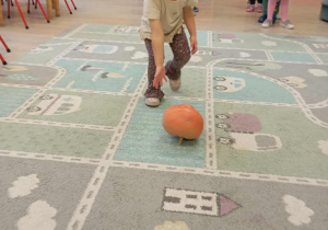 Zabawy ruchowe -toczenie dyni