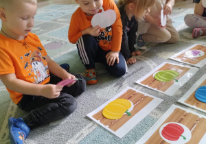 Dzieci utrwalają kolory