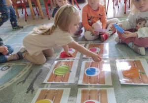 Dzieci utrwalają kolory