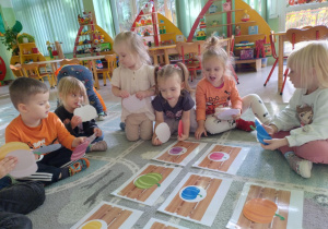 Dzieci utrwalają kolory