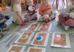 Dzieci utrwalają kolory