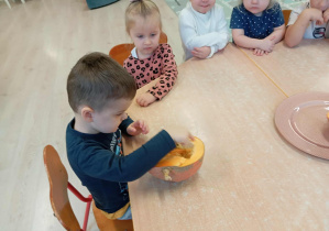 Dzieci poznają dynie od środka